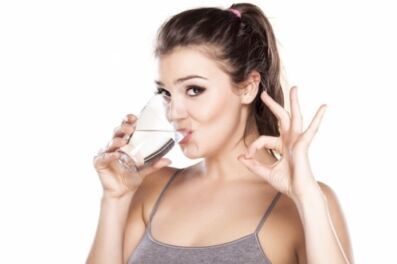 Fille boit de l'eau propre