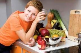 Fille à une table avec des produits utiles