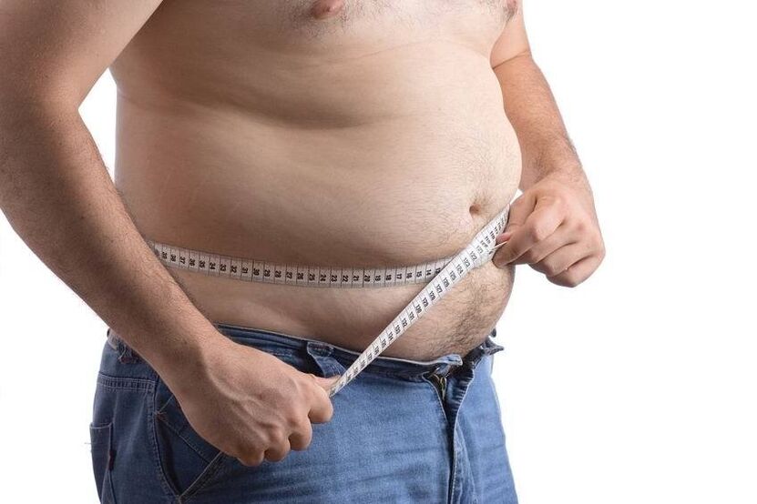 L'homme complet mesure le volume de la taille